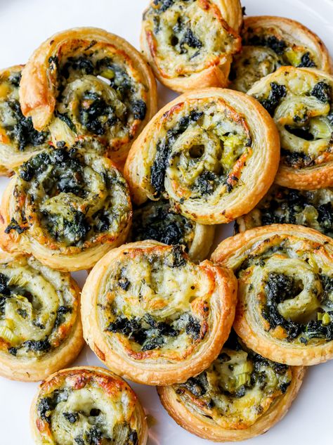 Cheesy Pesto Pinwheels – Sauced Kitchen Puff Pastry Recipes Appetizers, Pinwheel Recipe, Spinach Bites, Spinach Puff Pastry, Savory Puff Pastry, Puff Pastry Appetizers, Pastry Appetizer, Easy Puff Pastry, Fingerfood Party