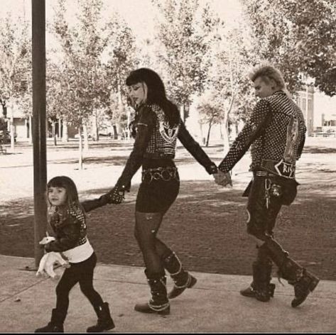 Goth Parents, Punk Family, Goth Couples, Goth Couple, Punk Couple, Chicas Punk Rock, Punk Love, Batman Outfits, Punk Culture