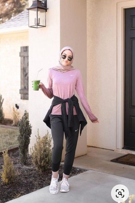 Tennis Outfit Women Hijab, Sport Hijabi Outfits, Sports Wear Hijab, Hijab Active Wear, Hijab Gym Outfits For Women, Hijab Workout Outfit Gym, Hijabi Sports Wear, Hijabi Tennis Outfit, Tennis Outfit Hijab