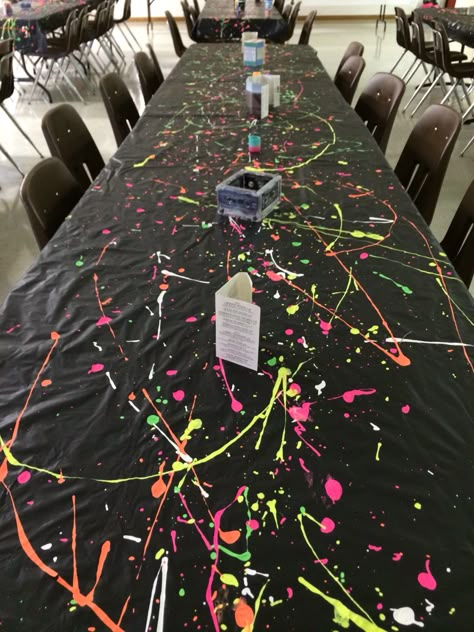 Navy Tablecloth, Glow Theme Party, 80s Party Decorations, 80s Birthday Parties, Glow In Dark Party, Neon Birthday Party, Glow Birthday Party, Fest Temaer, 90s Theme Party