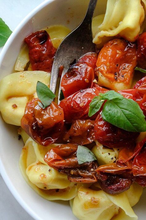 Grape Tomato Recipes, Cherry Tomato Recipes, Vegetarian Nutrition, Tortellini Recipes, Dream Food, Roasted Cherry, Cheese Tortellini, Vegetarian Dinners, Spinach And Cheese