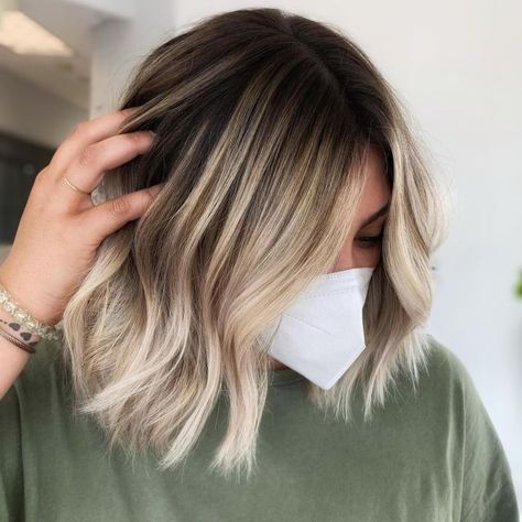 Blonde Balayage for Short Hair Short Balayage, Balayage Hair Blonde Short, Shadow Roots, Platinum Blonde Balayage, Blonde Hair With Roots, Blonde Balayage Hair, Balayage Hair Color Ideas, Blonde Balayage Highlights, Blonde Tips