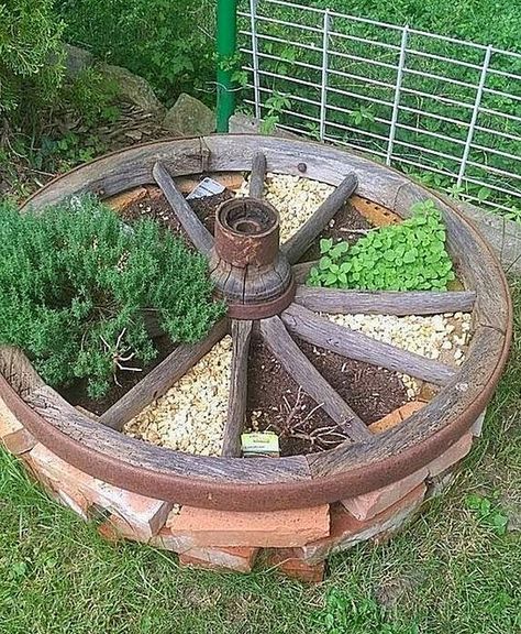 Garden Diy Decoration Ideas, Ornamental Wood, Pergola Patio, Wagon Wheel, Rustic Gardens, Balcony Decor, Diy Garden Decor, Backyard Decor, Design Layout