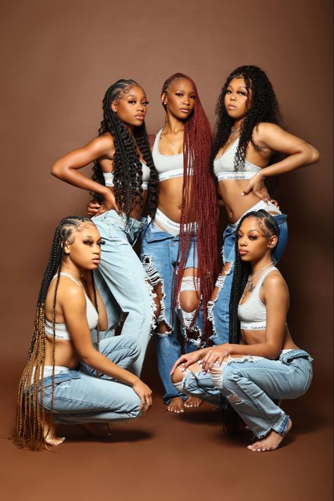 Black Best Friend Photoshoot Ideas, Hair Business Photoshoot Ideas Braids, Hair Braider Photoshoot, Hair Braiding Photoshoot, Loctician Photoshoot Ideas, Braiders Photoshoot Ideas, Braided Photoshoot Ideas, Braider Photoshoot Ideas, Photoshoot Ideas Hairstylist