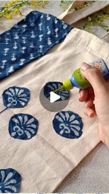 Paint Ideas For Clothes, Stamping On Fabric Tutorial, Fabric Glue Clothes, Cotton Saree Painting Ideas, How To Do Applique Work, Textile Painting Ideas, Painting On Fabric Ideas, Cloth Bag Design Ideas, 3d Outliner Art