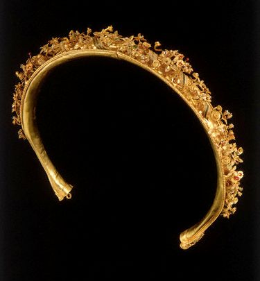 Hellenistic Gold Diadem with Floral Ornamentation, ca. 3rd century B.C. Diadem Wedding, Ancient Greek Jewelry, Ancient Jewels, Roman Jewelry, Ancient Jewellery, Greco Roman, Historical Jewellery, Greek Jewelry, Royal Jewels