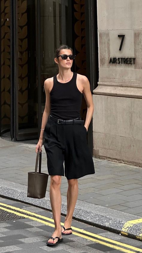 Italian Fashion Summer Street Style, Minimal Chic Style Outfits Summer, Italian Street Style Women 2023, Black Bermuda Shorts Outfit Summer, Summer Street Style 2023 Women, Styling Long Shorts, Summer Ootd Ideas Street Styles, Chic Minimalist Style Summer, Roucha Pants