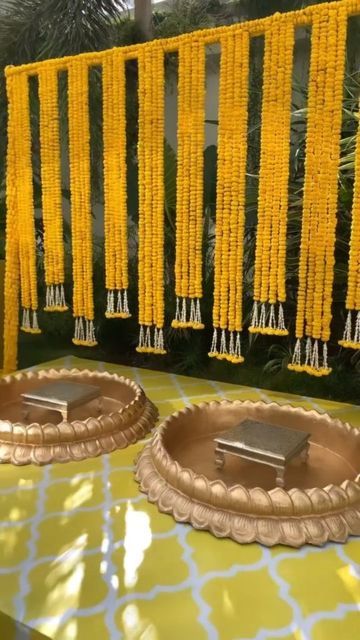 Haldi Ceremony Decorations Outdoor Simple, Simple Haldi Decoration At Home Terrace, Haladi Shastra Decoration, Haldi Simple Decoration, Haldi Decoration Ideas Simple, Gaye Holud Decorations, Haldi Home Decor Ideas, Haldi Ceremony Decorations Indoor, Simple Mehendi Decor