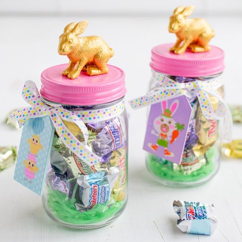 Need adorable but quick DIY Easter decor? You should make this simple bunny candy jar craft. It may be the cutest and easiest DIY Easter project ever! Easy Diy Easter Decor, Diy Mason Jars, Mason Jar Ideas, Diy Osterschmuck, Diy Easter Decor, Easter Mason Jars, Mason Jar Projects, Diy Ostern, Easy Easter Crafts