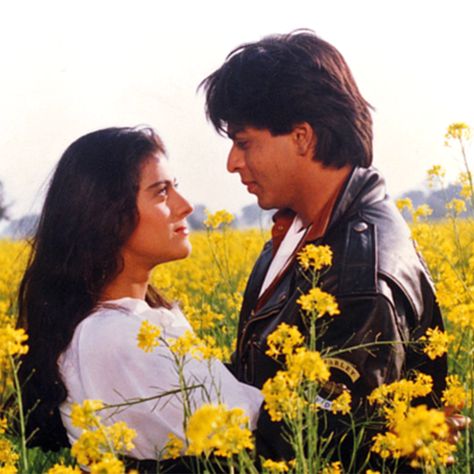 Dilwale Dulhania Le Jayenge, Bollywood Vintage, Shahrukh Khan And Kajol, Srk Movies, 90s Bollywood Aesthetic, Midnight Rain, King Khan, Bollywood Posters, Bollywood Cinema