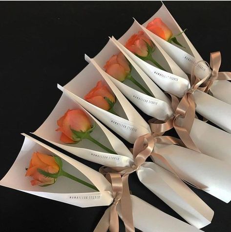 One flower wrap Single Flower Gift Ideas, Individual Flower Wrapping, Single Flower Bouquet Wrapping, One Rose Gift, Single Flower Gift, Single Flower Bouquet, Diy Bouquet Wrap, Gubahan Bunga, Flower Bouquet Diy