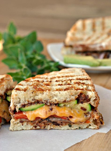 Mexican-Style Grilled Vegetable Sandwiches + Weekly Menu March Meals, Best Vegetarian Sandwiches, Vegetable Sandwiches, Recept Sandwiches, Grilled Vegetable Sandwich, Vegetable Sandwich, Toasted Sandwiches, Vegetarian Sandwich Recipes, Yummy Sandwiches