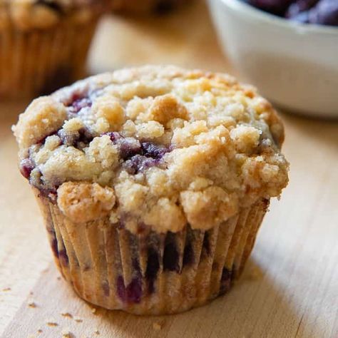 Blueberry Muffins with Crumb Topping Blueberry Streusel Muffins, Blueberry Streusel, The Girl Who Ate Everything, Streusel Muffins, Muffin Streusel, Lemon Blueberry Muffins, Muffin Man, Blueberry Recipes, Crumb Topping