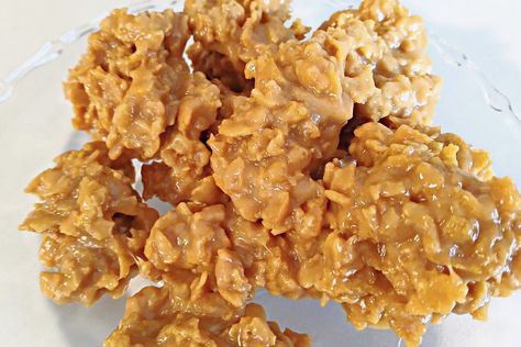 Peanut butter cornflake candy is our favorite treat. Crunchy cornflakes combined with a peanut butter fudge-like mixture are chewy goodness. Clodhoppers Candy, Cornflake Candy Recipe, Corn Flake Candy, Candies For Christmas, Cornflake Candy, Cookie Dough To Eat, Corn Flake, No Bakes, Bark Recipes