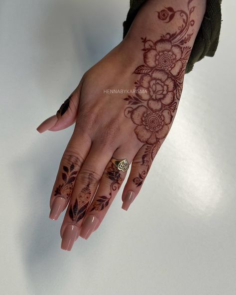 🥀 Mature Natural Henna Stain (6th post is a video in natural lighting, 7th post is the fading) These stain pictures are taken late afternoon after 48hrs. 🥀 Henna Artist: @hennabykarisma using @mehndibyfarahk3 henna cones in tip 0.38mm (*gifted) inspired by @noon.henna 🥀 Click the link in my bio or WhatsApp to book me as your henna artist {Refer to “INFO” highlight} #hennabykarisma #mehndi #henna #naturalhenna #eidhennadesigns #floraltattoo #hennainspiration #floralhenna #floralmehndi #m... Mendhi Ideas, Henna Designs Drawing, Henna Inspo, Henna Stain, Eid Henna, Simple Henna Tattoo, Henna Cones, Natural Henna, Book Me