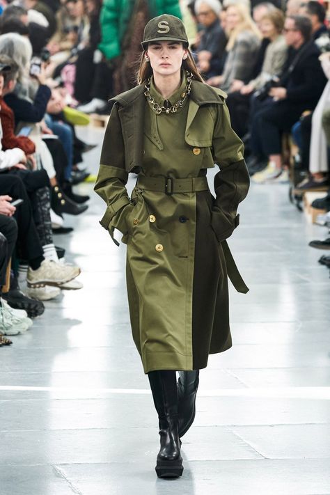 Sacai Pre-Fall 2020 collection, runway looks, beauty, models, and reviews. Army Look, Military Looks, Moda Paris, Army Fashion, Moda Chic, Vogue Russia, 2020 Fashion, Clothes Women, Fashion Show Collection