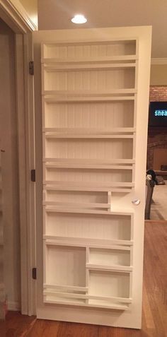 Små Rum Lidt Plads, Design Seed, Apartment Storage, Kitchen Storage Hacks, Diy Pantry, Kitchen Pantry Design, Diy Kitchen Storage, Creative Storage, Kitchen Upgrades