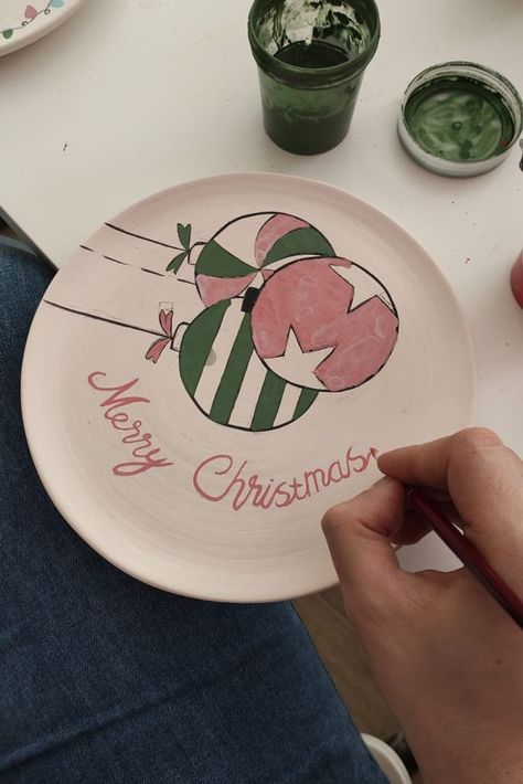 Christmas Pottery Handmade, Painted Christmas Plates Diy, Christmas Plate Ideas Pottery Painting, Christmas Pottery Ideas Painting, Christmas Ceramic Painting, Ceramic Painting Christmas, Christmas Plates Diy, Pottery Painting Ideas Christmas, Christmas Plate Ideas