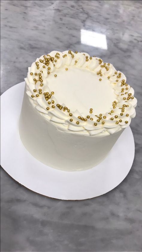 simple buttercream cake with gold pearls White Cake With Gold Pearls, White Cake With Gold Sprinkles, Gold Sprinkles On Cake, White And Gold Cake Simple, Gold Cakes Birthday, Gold Sprinkle Cake, Gold Painted Cake, Simple Buttercream Cake, White And Gold Cake