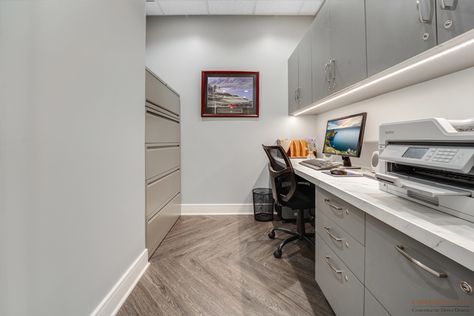 Valley Optimal Spine - Medical Office Interior Design Medical Office Cabinets, Medical Office Interior Design, Dental Decor, Medical Office Interior, Waterfall Counter, Vet Office, Medical Office Decor, Office Administration, Cabinet Medical