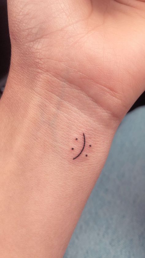 Tattoo Ideas That Mean Something, Cute Simple Tattoos With Meaning, Mini Tatooes, Tatoos Small Aesthetic, Tattoo Finger Ideas, Mini Tattoos For Girls, Smiley Tattoo, Artsy Tattoos, 16 Tattoo