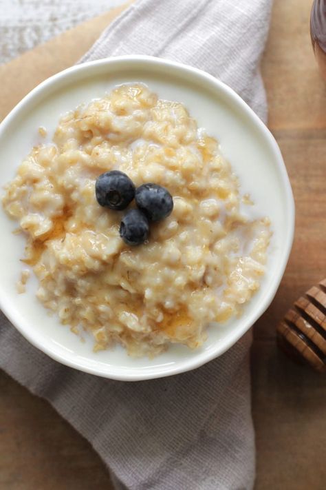 Soaked Oatmeal, February Food, Instant Oatmeal Recipes, Sprouted Recipes, Oatmeal For Breakfast, Breakfast Photography, Living Simple, Main Entrees, Homemade Oatmeal