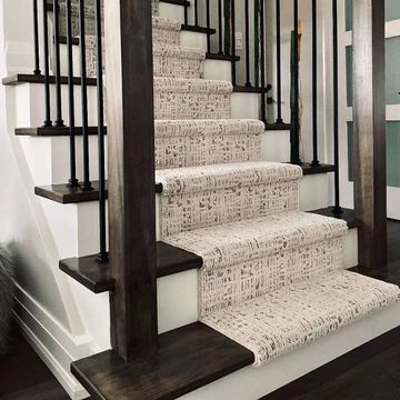 Farmhouse Stair Runner, Best Carpet For Stairs, Diy Stair Runner, Staircase Carpet Runner, Farmhouse Stairs, Staircase Runner, Hardwood Stairs, Modern Farmhouse Diy, Corinthian Column