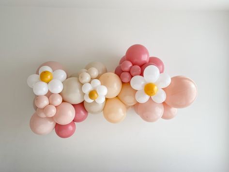 Daisy Flower Balloon, Mini Balloon Garland, Shower Arch, Diy Daisy, Boho Garland, Groovy Daisy, Garland Flower, Daisy Baby Shower, Groovy Birthday