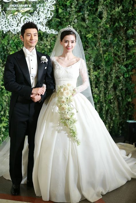 Angelababy Wedding, Most Expensive Wedding Dress, Conservative Wedding Dress, Expensive Wedding Dress, Celebrity Wedding Dresses, Wedding Expenses, Dress Designer, Lace Wedding Dress, Black Wedding