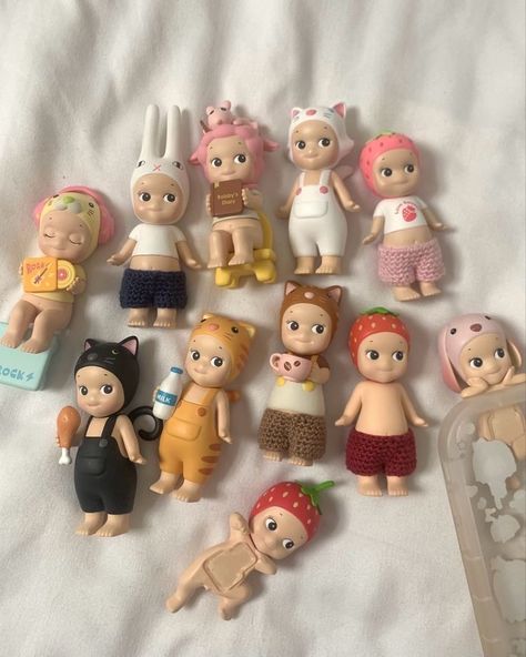 not mine! sonny angels, strawberry sonny angel, bunny sonny angel, sonny angels aesthetic, coquette, coquette aesthetic Sony Angels, Sylvanian Family, Angel Babies, Sonny Angels, Trendy Fashion Accessories, Angel Aesthetic, Angel Doll, Sonny Angel, Birthday Wishlist