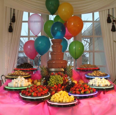 chocolate fountain, doing a bar like this might be nice at the reception? Chocolate Fountain Bar, Bbq Setup, Chocolate Fountain Recipes, Party Food Bar, Fruit Centerpieces, Bar A Bonbon, Fondue Party, Chocolate Fountain, Party Spread