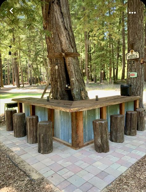 Rustic Outdoor Bar, Backyard Diy Projects, Furniture Patio, Outdoor Decor Backyard, Deck Furniture, Rustic Outdoor, Tile Shower Ideas, Backyard Projects, Backyard Fun