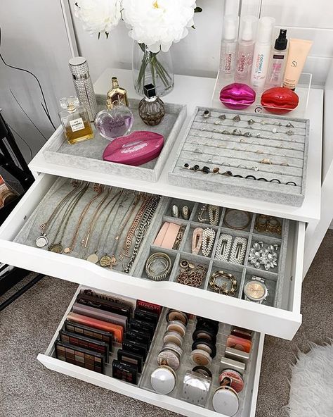 Moulding Design, Dressing Table Organisation, Wall Molding Design, Wall Moulding, Jewelry Storage Diy, Modern Makeup, House Organization, Dream Closet Design, Room Organisation