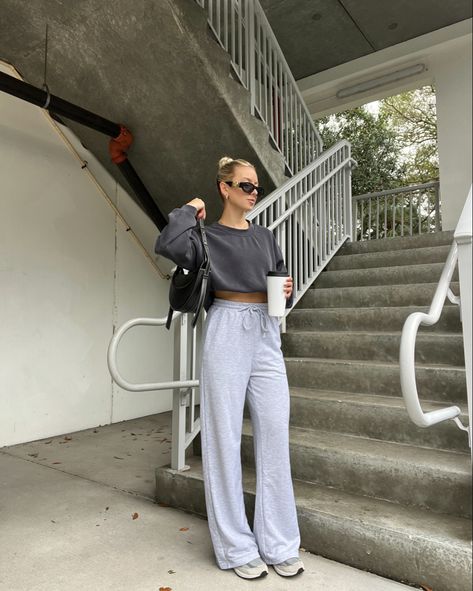 Comfy Grey Sweatpants Outfit, Sweatpant Gym Outfit, Lounge Jogger Outfit, Straight Leg Sweatpants Outfit Winter, Loose Grey Sweatpants Outfit, Wide Track Pants Outfit, Wide Grey Sweatpants Outfit, Gray Lounge Pants Outfit, Grey Joggers Outfit Women Winter