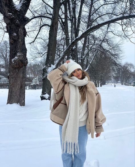 Winter Clothes Aesthetic Snow, Snow Weather Outfits Winter, Cold Holiday Outfits, North Carolina Outfits Winter, Snow Winter Outfits Cold Weather, Canada Trip Outfit, Outfits For Snowy Weather Winter Style, Winter Outfits Germany, Winter In Germany Outfits