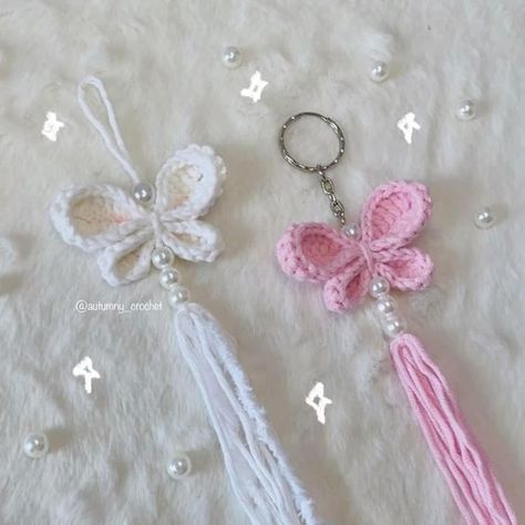 Crochet For Sale, Aesthetic Crochet Keychain Ideas, Crochet Keyring Ideas, Crochet Ideas Keychain, Keychain Crochet Ideas, Keychains To Make, Crochet Butterfly Keychain, Cute Keychain Crochet, Easy Crochet Keychain