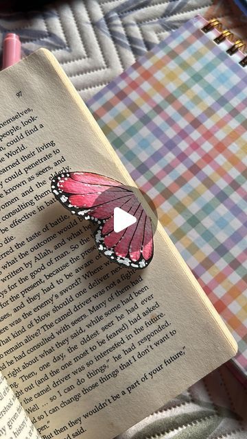 Book Mark Butterfly, Diy Book Markers Ideas, Book Markers Ideas Diy, Easy Bookmark Ideas, Book Marks Diy, Watercolour Bookmarks, Bookmark Easy, Butterfly Bookmark, Free Gift Idea