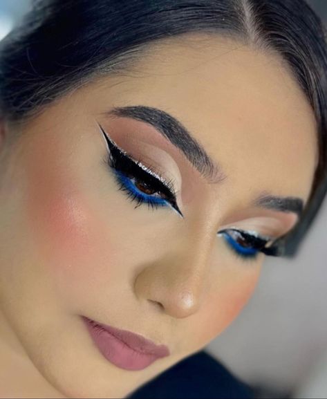 Eyeshadow Look For Navy Blue Dress, Eyeshadow For Navy Blue Dress, Makeup For A Royal Blue Dress, Quinceanera Makeup Royal Blue And Silver, Quiencera Makeup Looks Blue, Royal Blue Eye Makeup For Quince, Quince Makeup Looks Blue, Makeup Ideas With Blue, Dark Blue Quince Makeup