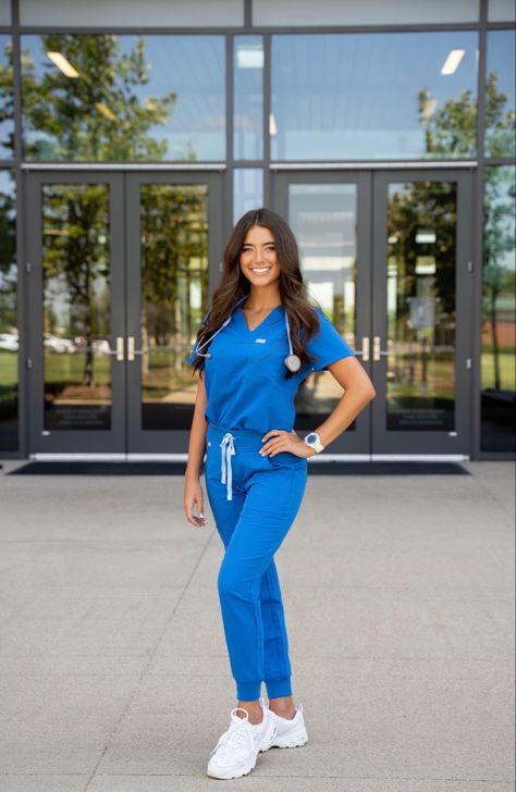 Nurse Fashion Scrubs, Nursing Scrubs Pattern, Nursing School Graduation Pictures, Nursing Outfit, Foto Doctor, Women Doctor, Nursing Pictures, Nursing Graduation Pictures, Nurse Photos