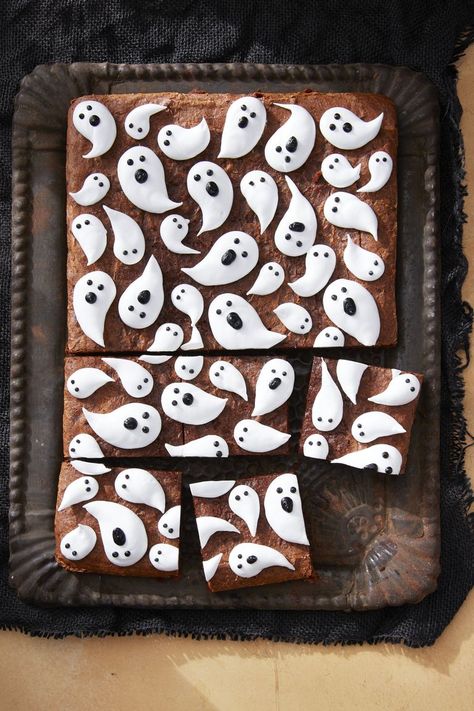 These ghostly brownies make for a fabulous addition to any Halloween dessert table. Just prepare for a ton of oohs and aahs! We can't imagine a more perfect Halloween dessert idea. Ghost Brownies, Snack Halloween, Halloween Dessert Table, Halloween Torte, Pasteles Halloween, Halloween Brownies, Chocolate Halloween, Postres Halloween, Dessert Treats