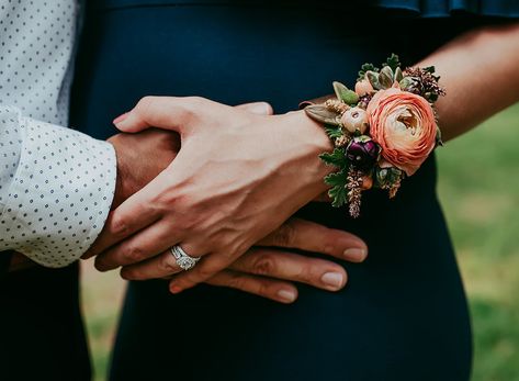 Tie On Wrist Corsage, Floral Cuff Wedding, Modern Wrist Corsage Prom, Fall Wedding Corsages For Mothers, Fall Wedding Corsages, Wildflower Corsage, Fall Wrist Corsage, Modern Corsage, Fall Corsage