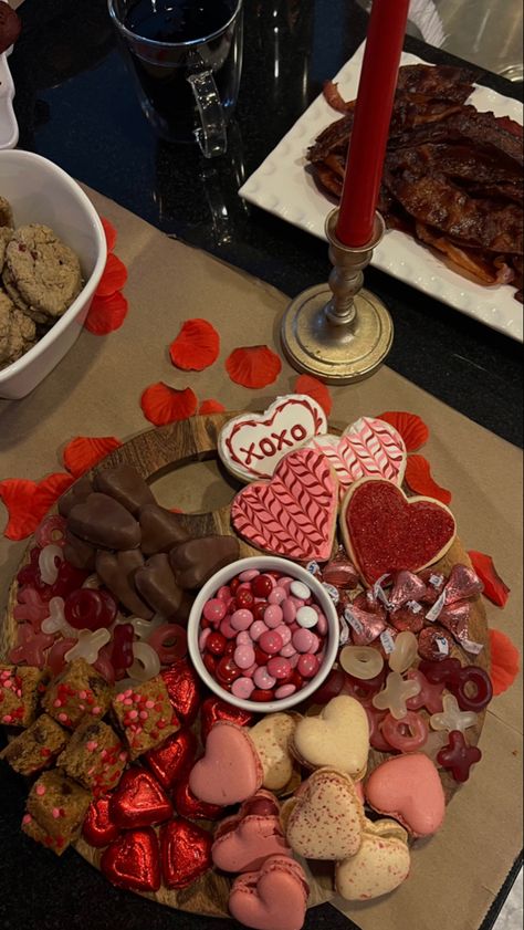 Valentine’s Day Charcuterie Board Galentines Party Sweets, Valentine S Day Food, Vday Date Ideas, Galentines Party Decor Dollar Store, Valentines Day Theme Party Decoration, Galentines Inspo Aesthetic, Valentines Bday Party, Valentine’s Day Idea, Galantines Decoration