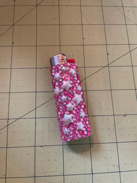 Lighter Wrap Template, Decorate Lighters Diy, Lighter Diy Decorated, Lighter Decoration Ideas Diy, Fun Crafts Aesthetic, Bedazzle Lighter, Bedazzled Lighter Diy, Lighter Decoration Ideas, Lighter Bedazzled