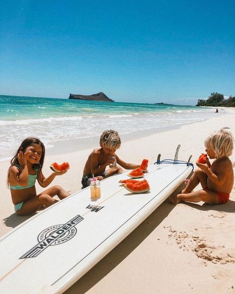 Watermelon Picnic, Drømme Liv, Dream Kids, Beach Inspo, Dream Family, Kids Beach, Hawaii Life, Surf Board, Future Mom