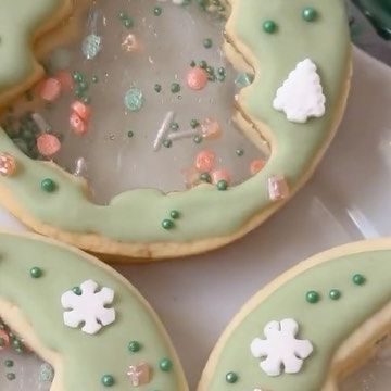 @decorelement on Instagram: "Interactive Christmas sugar cookies made with isomalt in the center to create a glass look add in some sprinkles and shake it up for an interactive cookie 🌲💚🍪 Baker credit: @sugarholic.girl #cookies #christmascookies #sugarcookies #royalicingcookies #royalicing #sugarcookiesofinstagram #christmasiscoming" Glass Sugar Cookies Snow Globe, Glass Cookies Christmas, Glass Sugar Cookies, Glass Cookies, Christmas Cookie Recipes Holiday, Cookie Glaze, Cookie Contest, Clear Cookies, Stained Glass Cookies