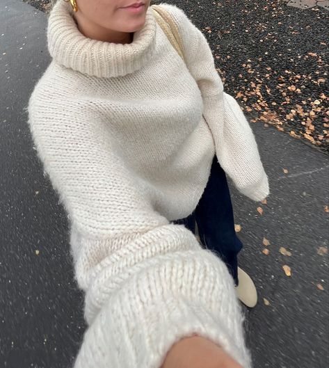 Chunky White Knit Sweater, Fall Outfits Chunky Sweaters, Turtle Neck Sweater Aesthetic, Turtle Neck Sweater Outfit Aesthetic, White Knitted Jumper Outfit, Outfit Pull En Laine, Turtleneck Sweater Aesthetic, White Turtleneck Outfit Aesthetic, Chunky Turtleneck Sweater Outfits