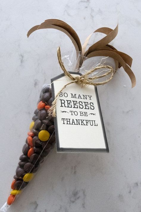 Free printable tags and craft project tutorial to create Indian corn using Reese's Pieces peanut butter candy for favors and gifts this Thanksgiving.  So Many Reeses To Be Thankful gift tags. #freeprintable Thanksgiving Sales Ideas, Thanksgiving Referral Gifts Marketing, Thankful Gifts For Teachers, Thanksgiving Marketing Ideas, Thankful Basket, Gratitude Games, Thanksgiving Teacher Gifts, Thanksgiving Gifts Diy, Thanksgiving Baskets