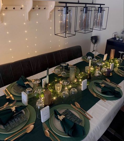 Dark Green Dinner Party, Dinner Theme Ideas Decor, Emerald And Gold Dinner Party, Emerald Green Christmas Table Decor, Green And Gold Themed Birthday Party, Forest Green Table Decor, Dark Green Themed Birthday Party, Green Themed Dinner Party, Green Dinner Party Decor