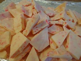 Peppermint Almond Bark: 4 Steps Almond Bark Recipes, Peppermint Bark Recipes, Peppermint Treats, Christmas Cookie Recipes Holiday, White Almond Bark, Vanilla Fudge, Candy Bark, Winter Treats, Holiday Eating