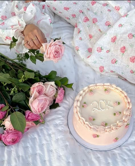 Pink Birthday Picnic, Picnic Birthday Photoshoot, Outdoor Birthday Photoshoot Women, Birthday Picnic Photoshoot, Birthday Photoshoot Ideas Outside, Beach Birthday Aesthetic, Honeymoon Nails, Bday Picnic, Tiktok Wallpaper